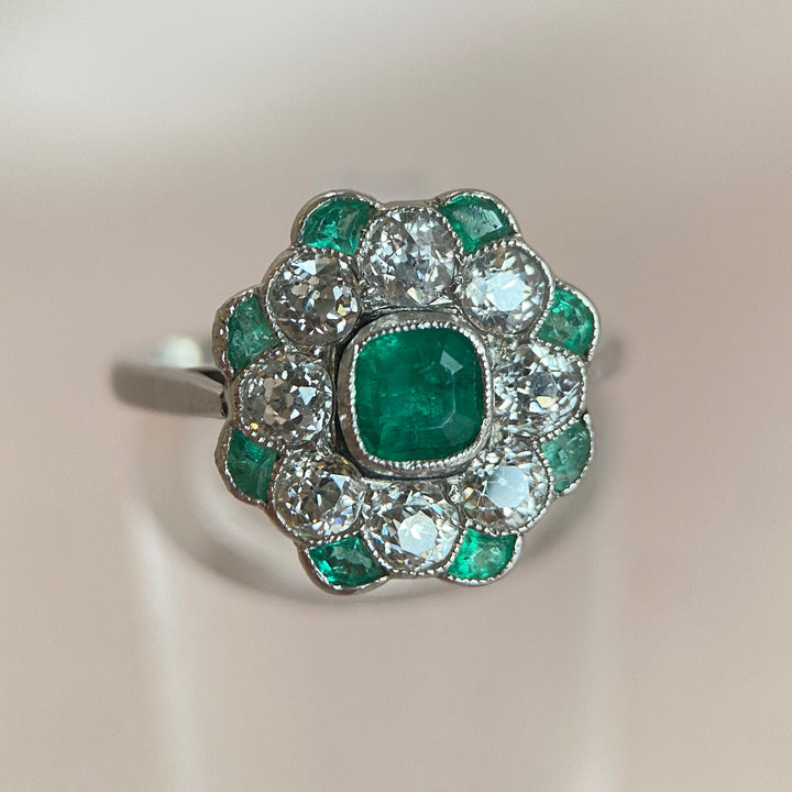 Antiker Platinring 950 mit Gelbgoldteilen, facettiertem Kissenschliff-Smaragd und mehreren Smaragden sowie Diamanten im alten europäischen Schliff – „Frühlingsgefühle“ Vintage-Design