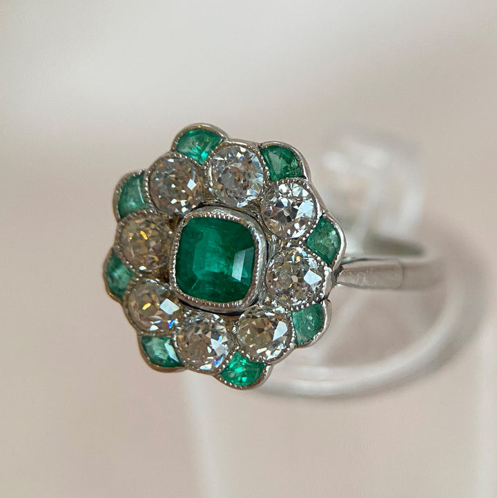 Nahaufnahme mehrerer Halbmondschliff-Smaragde im Ring, kräftige grüne Edelsteine und lebendige Farbkontraste