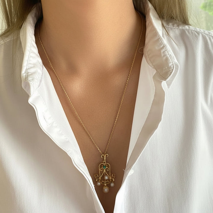 Tragefoto: Gelbgoldanhänger mit Chalcedon und Perlen an Kette getragen, zeigt elegante Wirkung am Hals