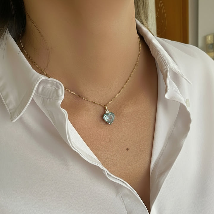 Weißgold‑Anhänger mit herzförmigem 3,65 ct Aquamarin und Diamant an Kette, getragen am Hals, zeigt Größe, Proportion und eleganten Schmucklook im Alltag
