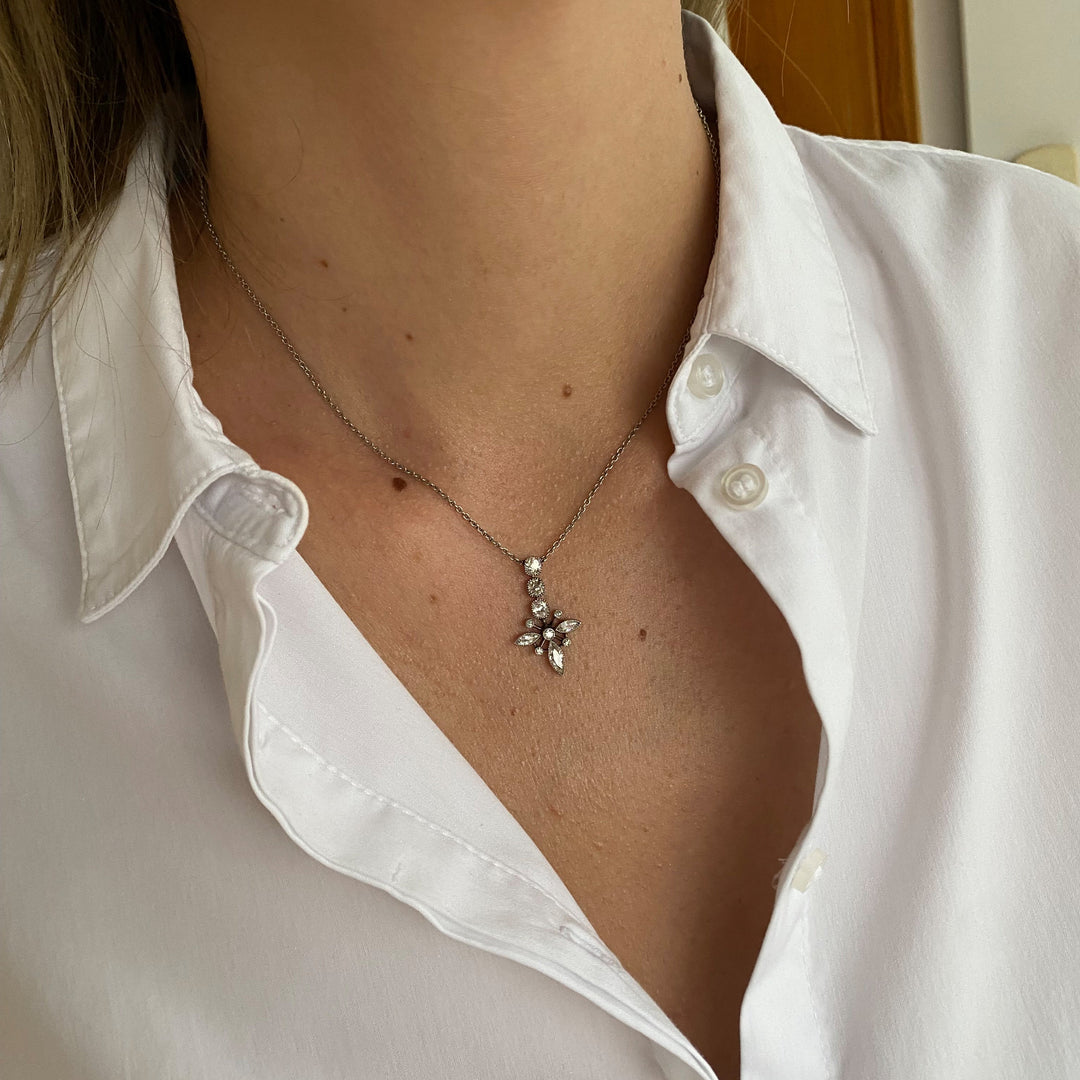 Tragefoto: Platin-Diamant-Halskette „Floraler Winterglanz“ an Hals getragen, zeigt Proportion und eleganten Schmuck-Look