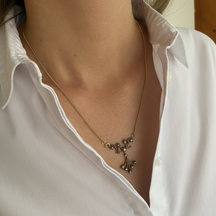 Tragefoto: Antike Goldkette mit Zuchtperle und Rosendiamanten am Hals getragen, elegante Wirkung im Alltag