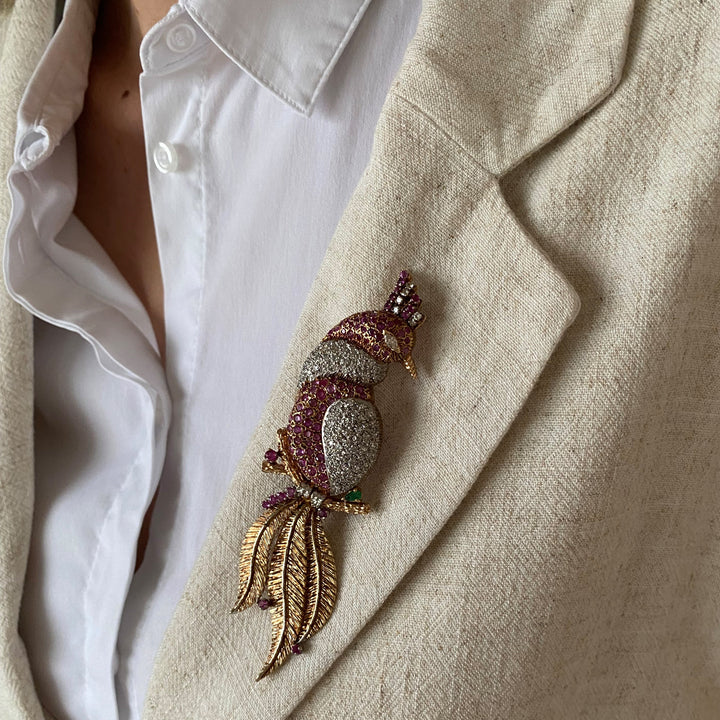 Opulente Gelb- und Weißgold-Brosche mit Marquise-Diamant, Smaragd-Birnenschliff und zahlreichen pink-roten Rubinen im aufwendigen Vintage-Design