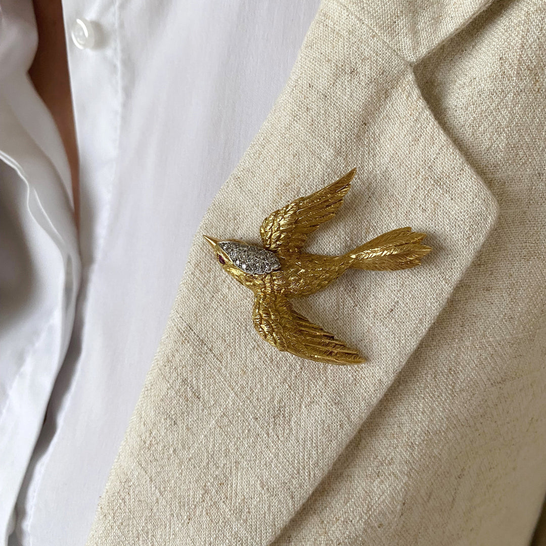 Seitenansicht der Vintage‑Brosche mit Diamanten und Rubin, betont Tiefe und Metallstruktur