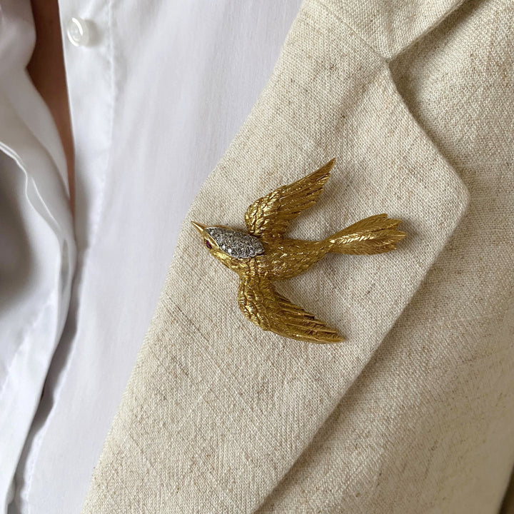 Seitenansicht der Vintage‑Brosche mit Diamanten und Rubin, betont Tiefe und Metallstruktur