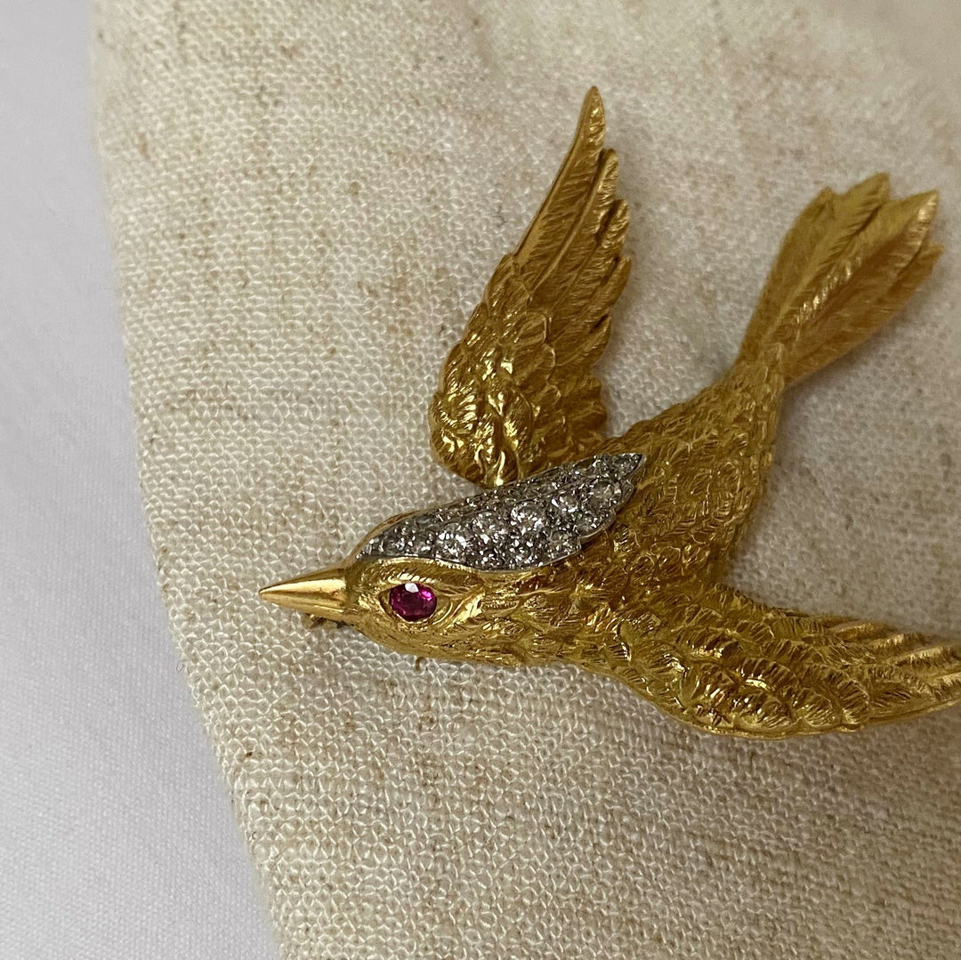 Gesamtansicht aus anderer Perspektive, zeigt harmonische Kombination aus Rubin, Diamanten und Gold 
