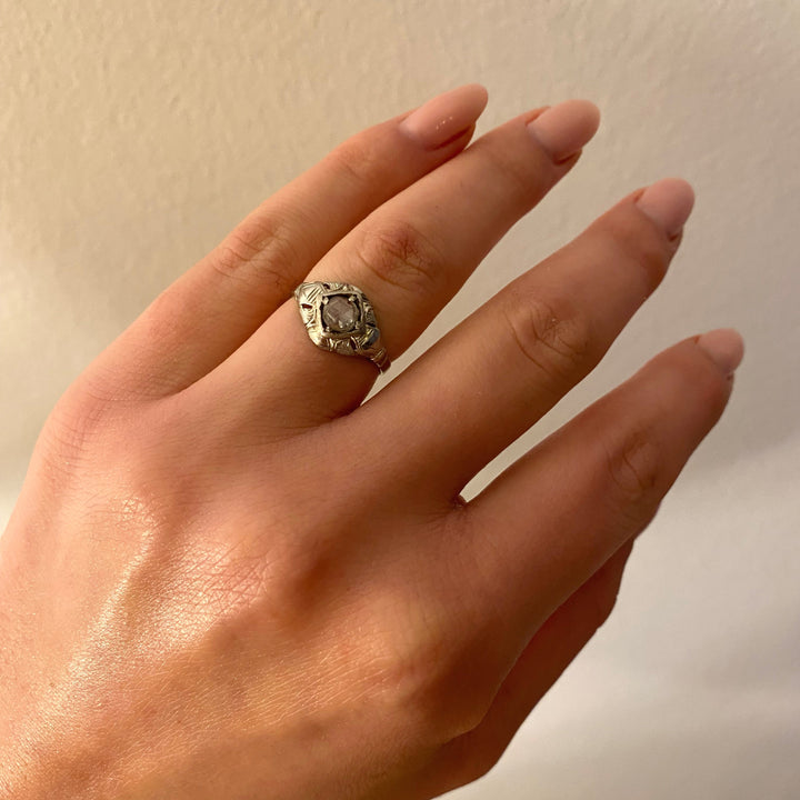 Tragefoto: Vintage Weißgoldring mit Rosenschliff-Diamanten am Finger getragen, zeigt Wirkung und elegante Proportion 
