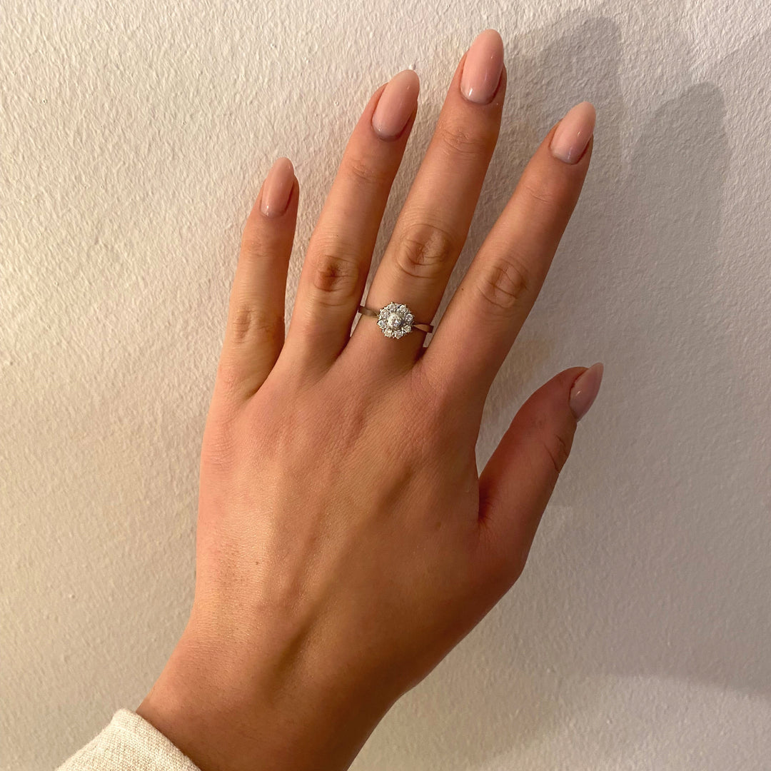 Tragefoto: Weißgoldener Diamant‑Ring aus dem späten 20. Jahrhundert am Finger getragen, zeigt elegante Wirkung und Proportion