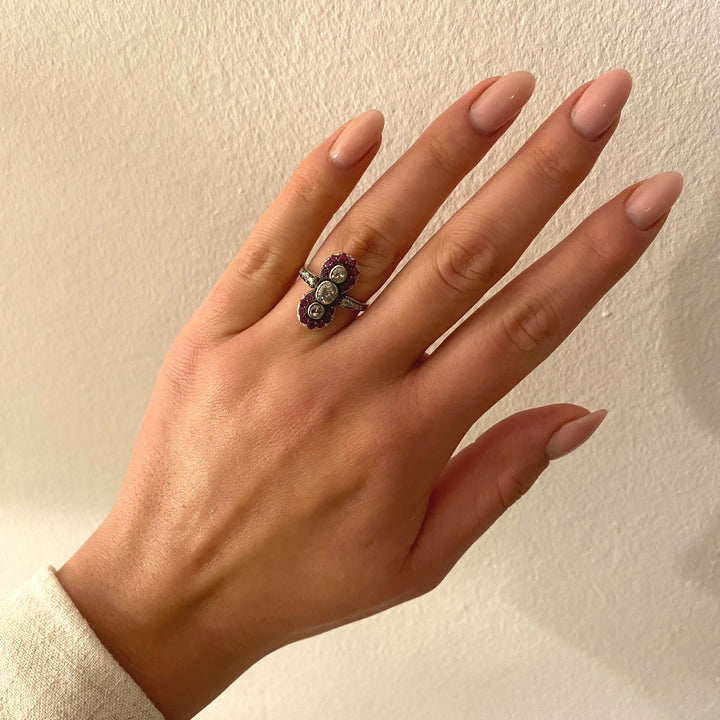 Tragefoto: Antiker Gelbgoldring mit Diamanten und Rubinen am Finger getragen, Wirkung und Proportion erkennbar