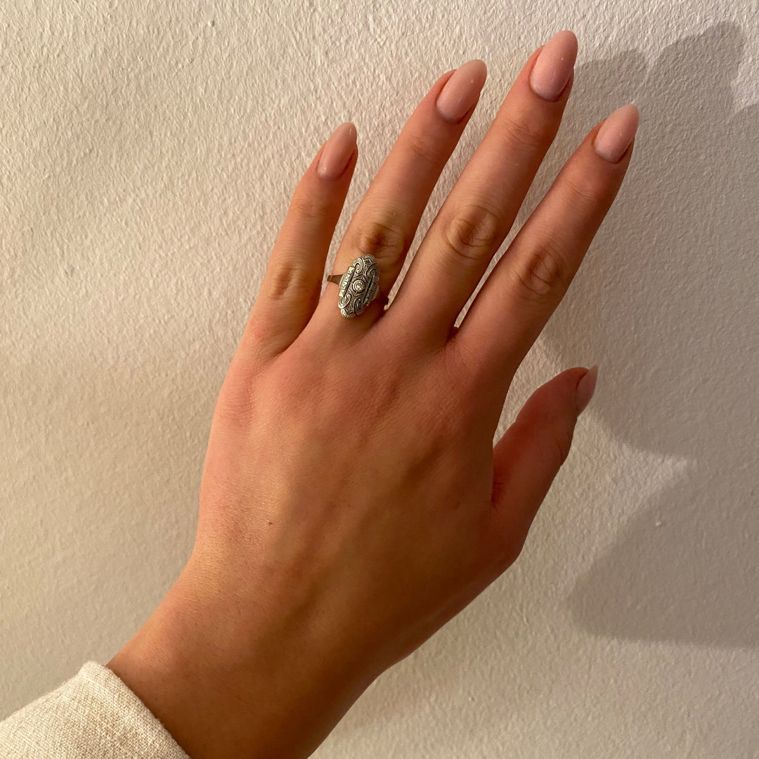 Tragefoto: Gelbgoldring aus den 1950ern mit Diamanten am Finger getragen, zeigt Stil und Proportion
