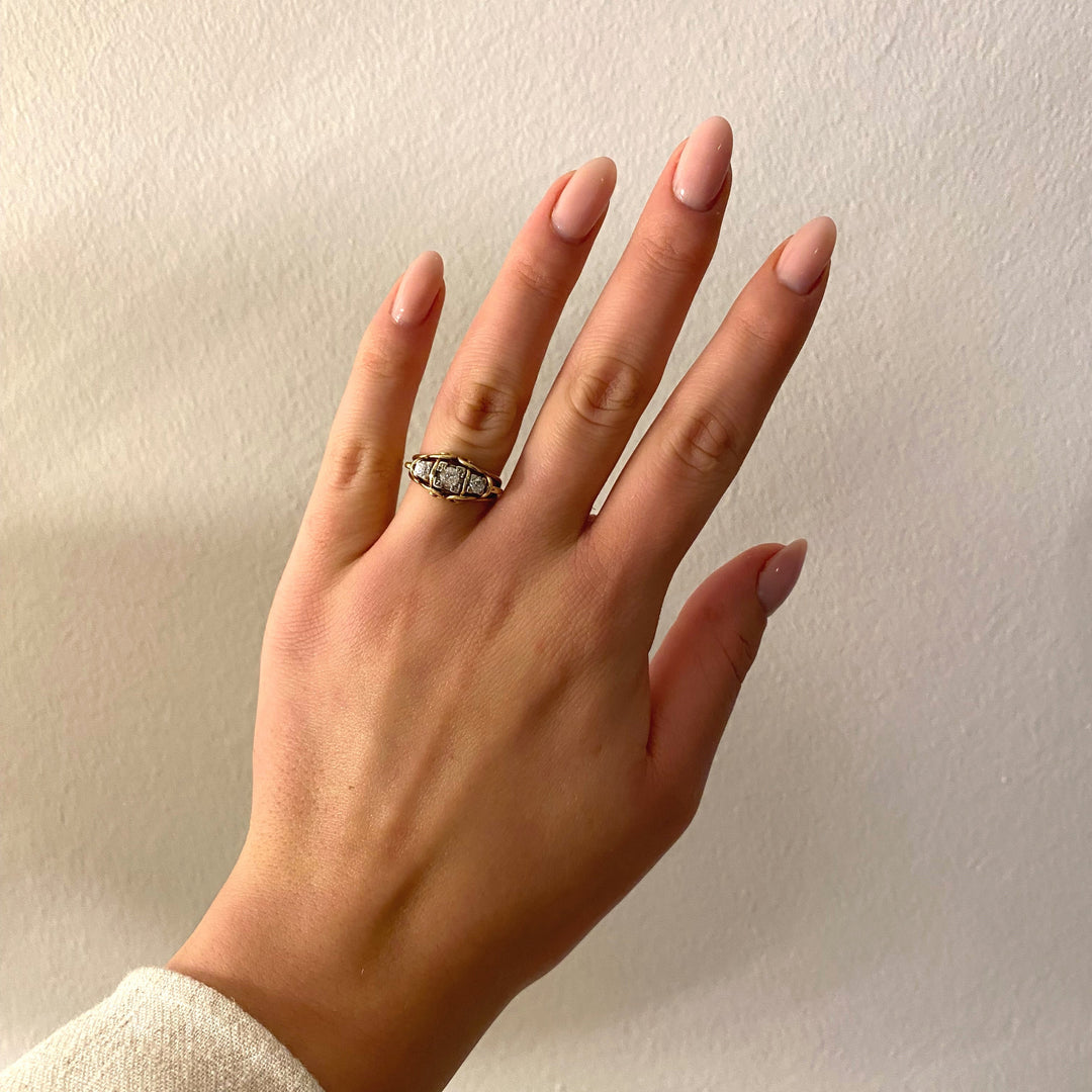 Tragefoto: Vintage Diamant‑Ring aus Gelb‑ und Weißgold am Finger getragen, zeigt Größe und edle Wirkung