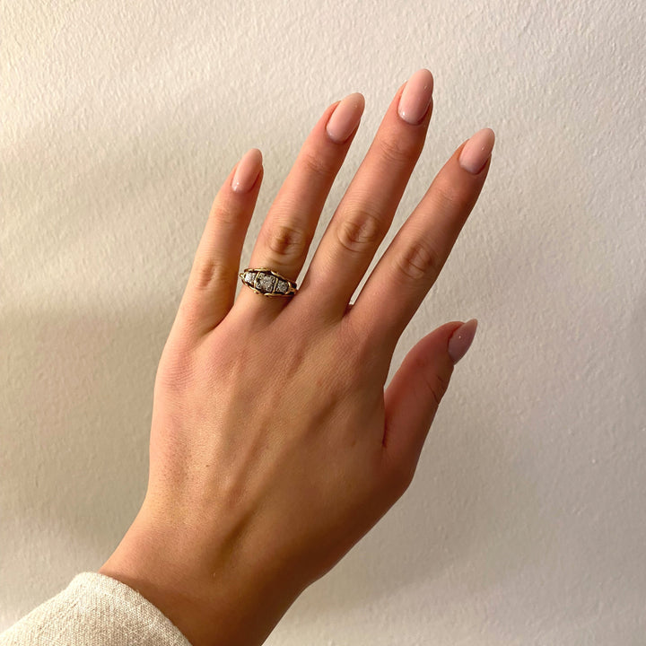 Tragefoto: Vintage Diamant‑Ring aus Gelb‑ und Weißgold am Finger getragen, zeigt Größe und edle Wirkung