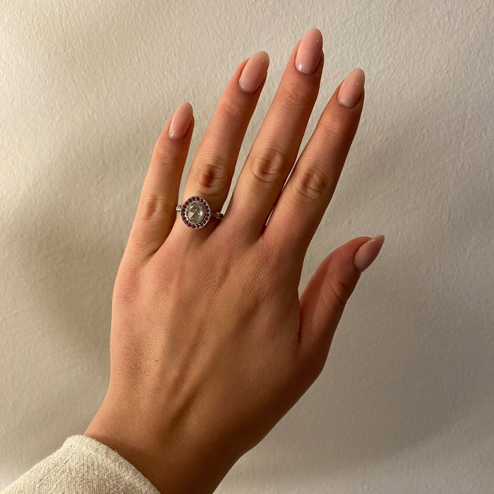 Tragefoto: Weißgoldring mit Diamant im Rosenschliff und Rubinen am Finger getragen, zeigt Größe und elegante Wirkung