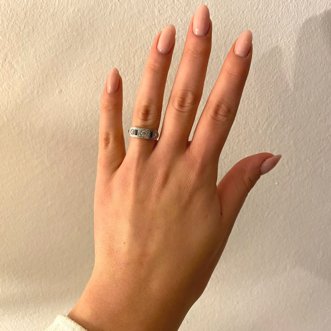 Tragefoto: Weißgoldring mit Brillant und Marquise-Diamanten am Finger getragen, zeigt Größe und elegante Wirkung