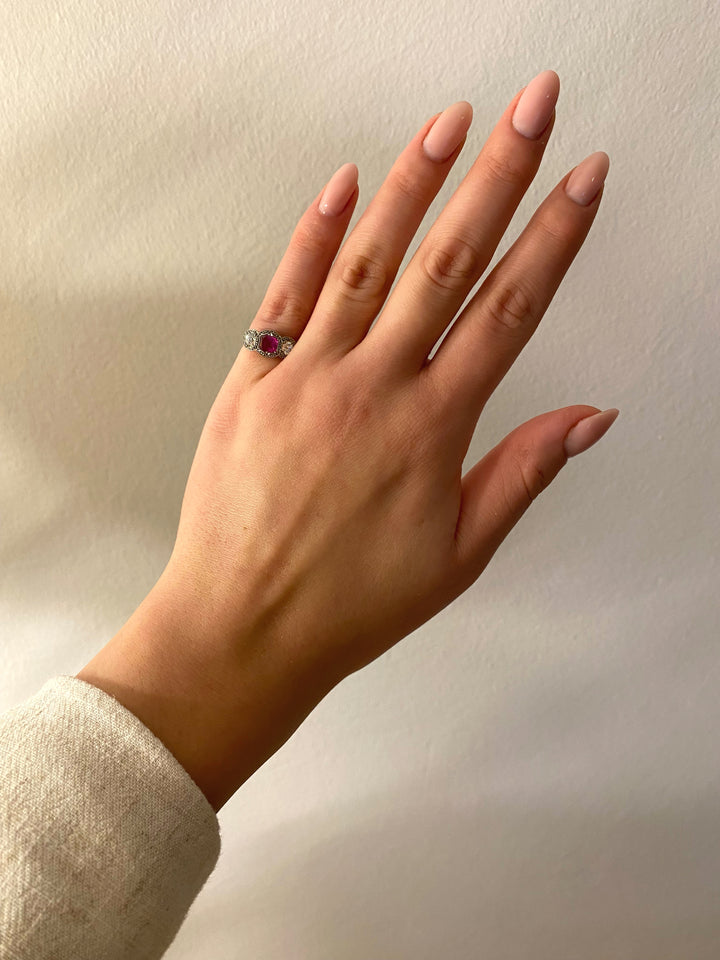 Tragefoto: Vintage‑Ring mit Burma‑Rubin und funkelnden Diamanten am Finger getragen, zeigt Größe und elegante Wirkung