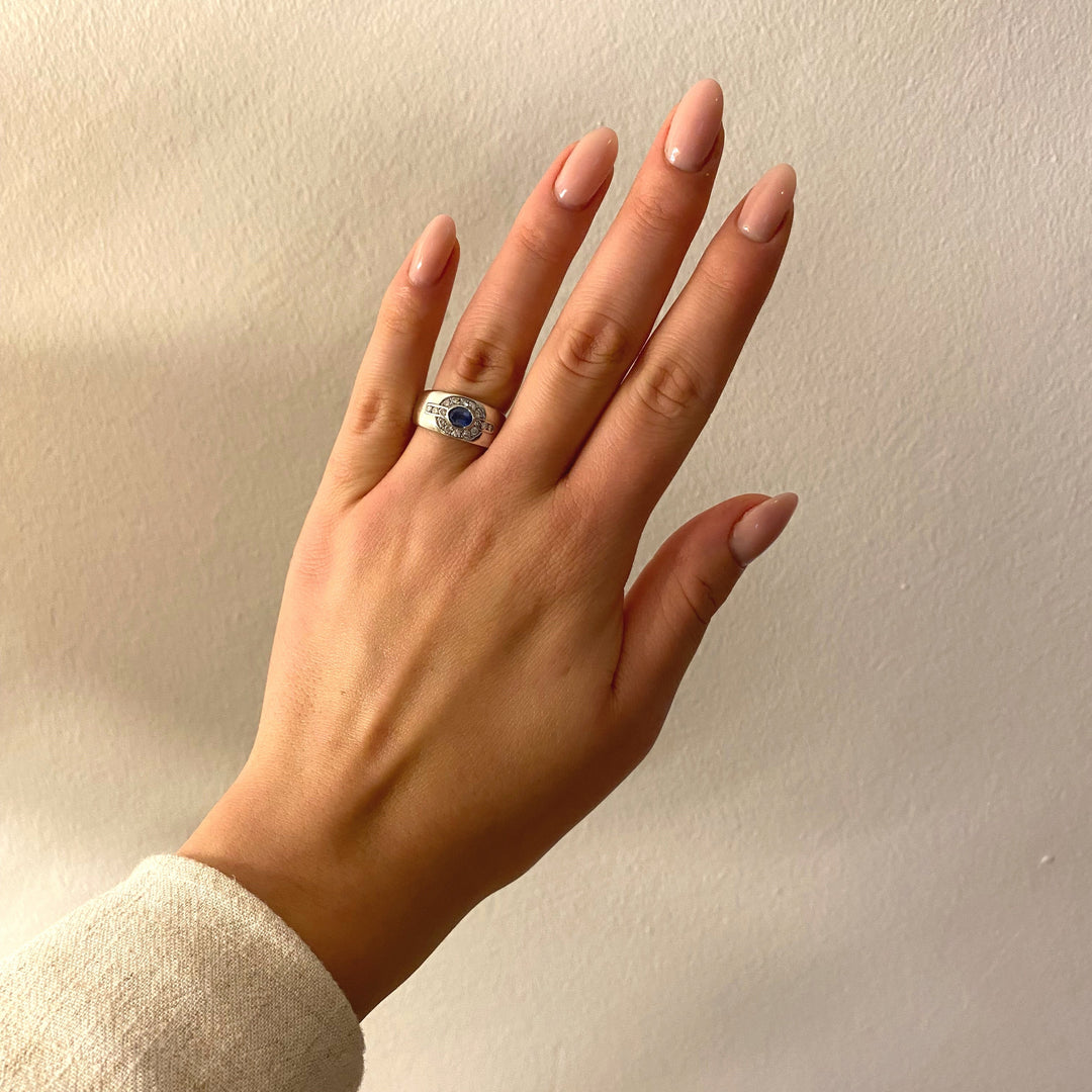 Tragefoto: Weißgold‑Saphir‑Diamant‑Ring am Finger getragen, zeigt Größe, Proportion und stilvolle Wirkung