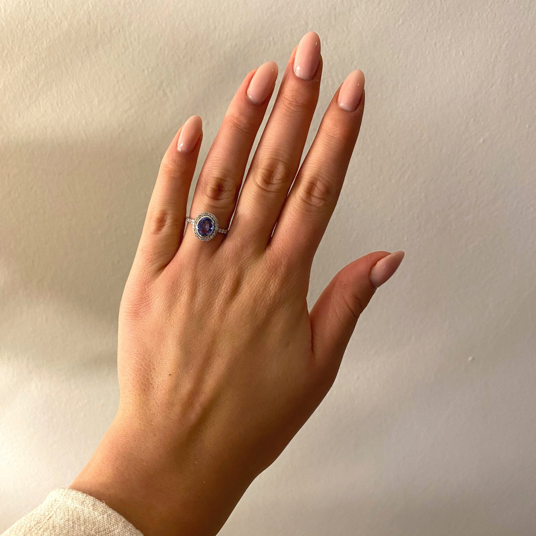 Tragefoto: Weißgold‑Tanzanit‑Diamant‑Ring am Finger getragen, elegant und stilvoll wirkend 
