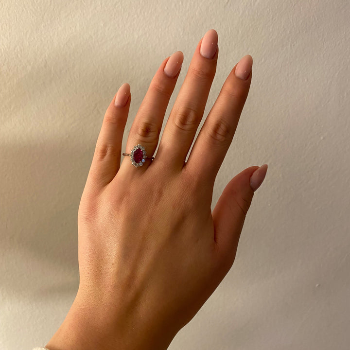 Tragefoto: Weißgoldring mit Rubin und Diamanten am Finger getragen, Wirkung und Proportion sichtbar