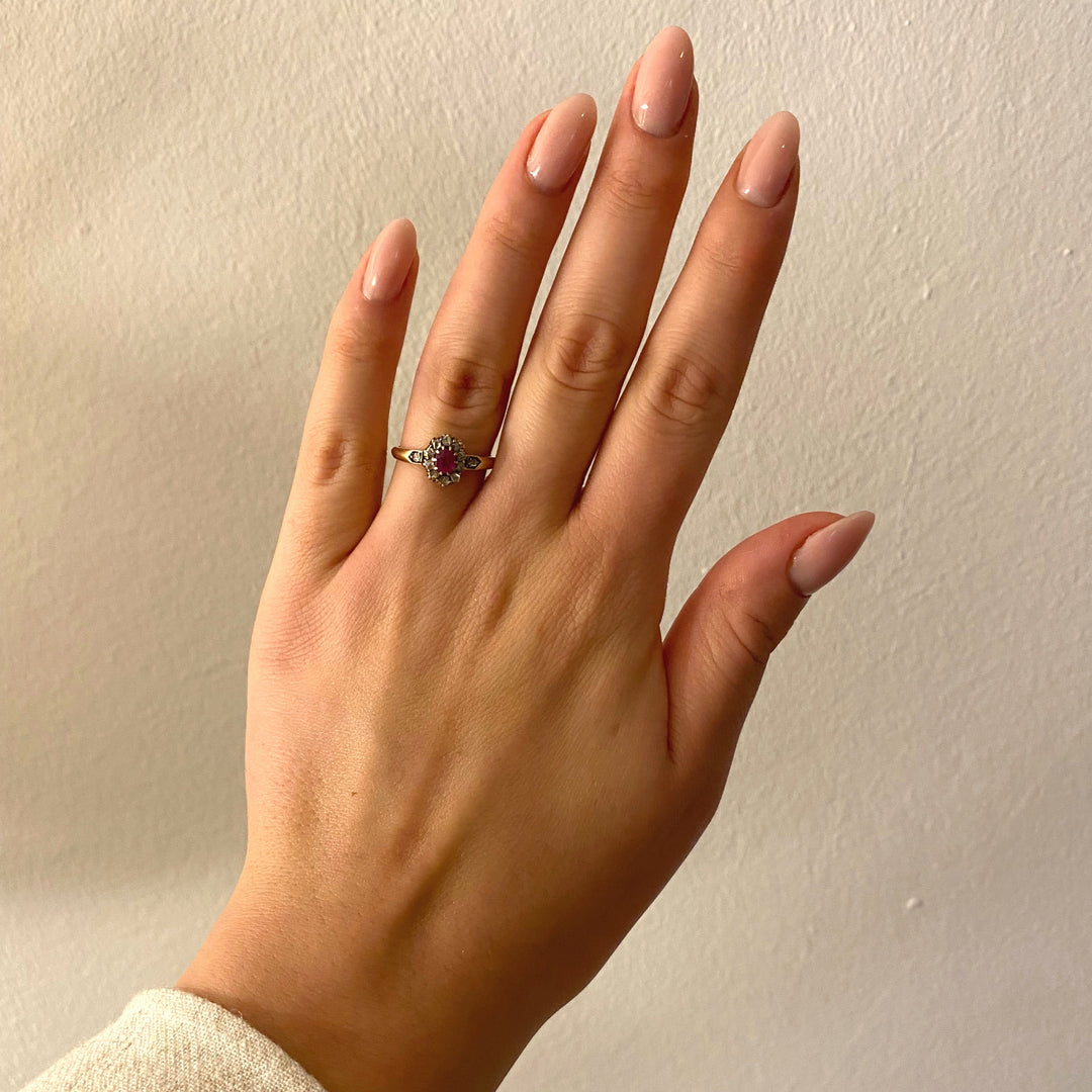 Tragefoto: Antiker Rubin‑Diamant‑Ring aus Gelbgold am Finger getragen, zeigt Größe und tragbare Wirkung