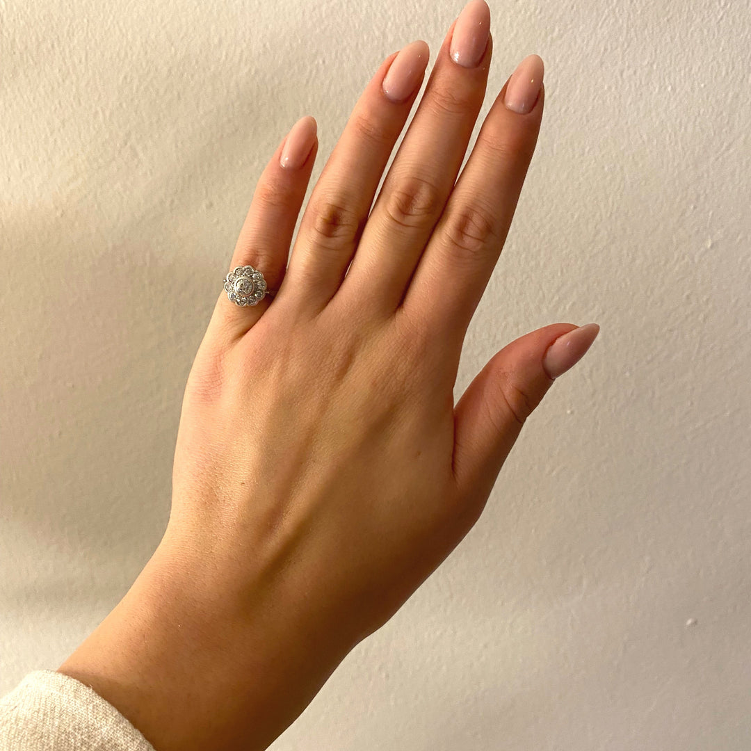 Tragefoto: Weißgoldring mit historischen Diamanten am Finger getragen, zeigt Größe und Stil