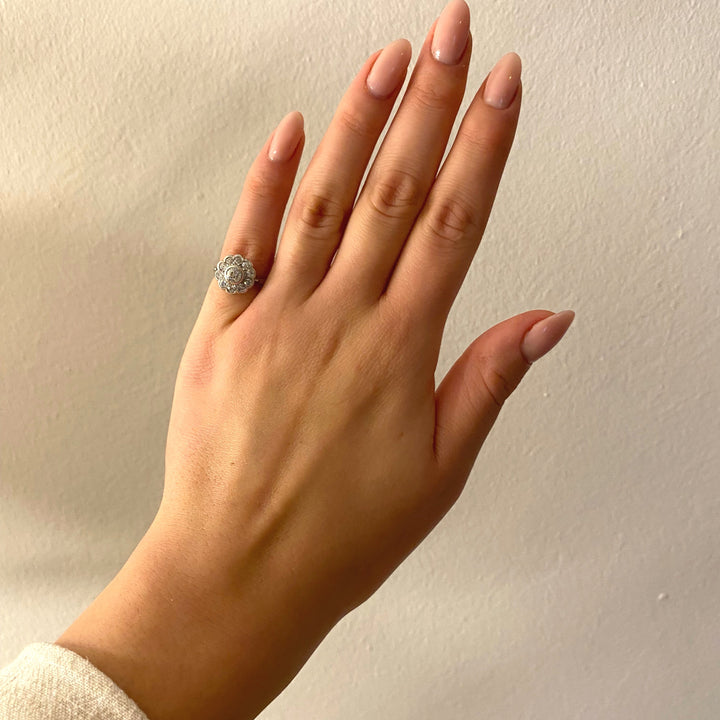 Tragefoto: Weißgoldring mit historischen Diamanten am Finger getragen, zeigt Größe und Stil