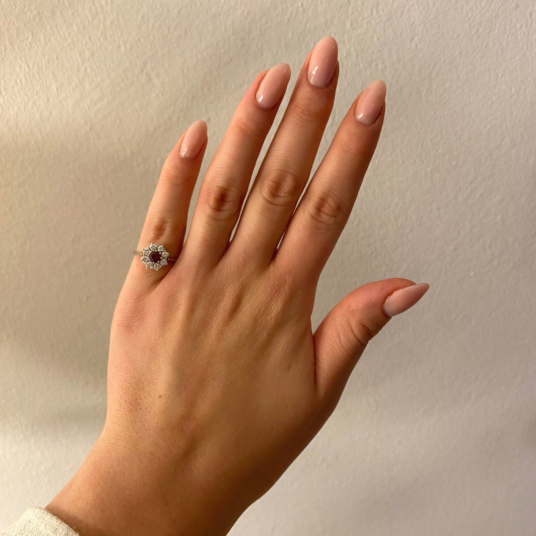 Tragefoto: WEMPE Weißgold‑Rubin‑Diamant‑Ring am Finger getragen, zeigt elegante Wirkung und Proportionen