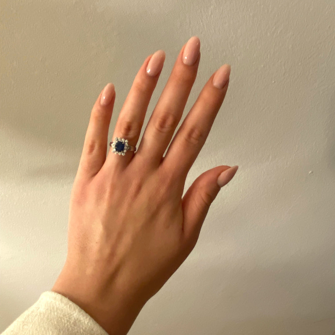 Tragefoto: Zeitloser Saphir‑Diamant‑Ring am Finger getragen, zeigt Größe, Proportion und elegante Wirkung