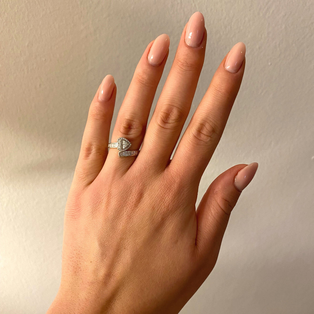 Tragefoto: Weißgoldring mit Baguette‑ und Brillantdiamanten am Finger getragen, Wirkung und Proportion sichtbar
