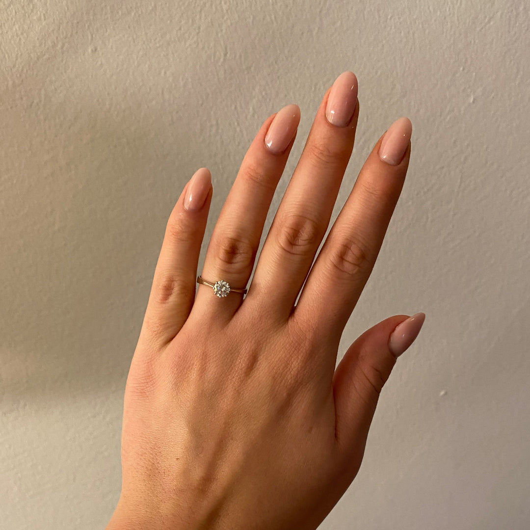 Weißgoldring mit Diamant getragen – moderner Diamantschmuck für besondere Anlässe