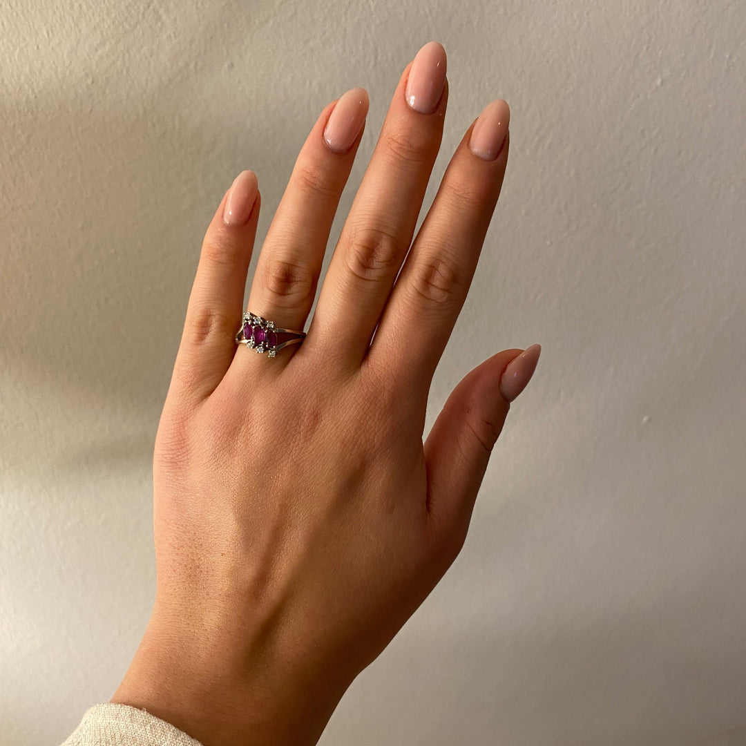 Tragefoto: Weißgold‑Rubin‑Diamant‑Ring am Finger getragen, zeigt Größe, Proportion und elegante Wirkung