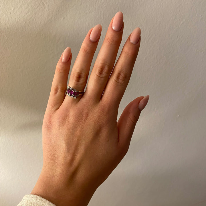 Tragefoto: Weißgold‑Rubin‑Diamant‑Ring am Finger getragen, zeigt Größe, Proportion und elegante Wirkung