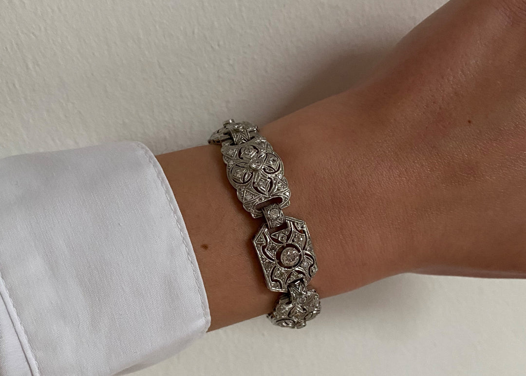 Tragefoto: Platin-Diamantarmband im alten Schliff am Handgelenk getragen, zeigt Größe und eleganten Look