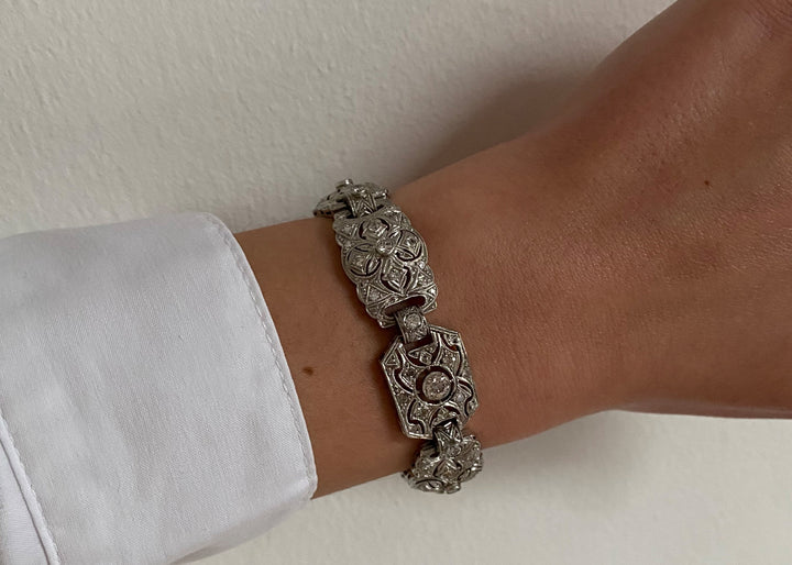 Tragefoto: Platin-Diamantarmband im alten Schliff am Handgelenk getragen, zeigt Größe und eleganten Look