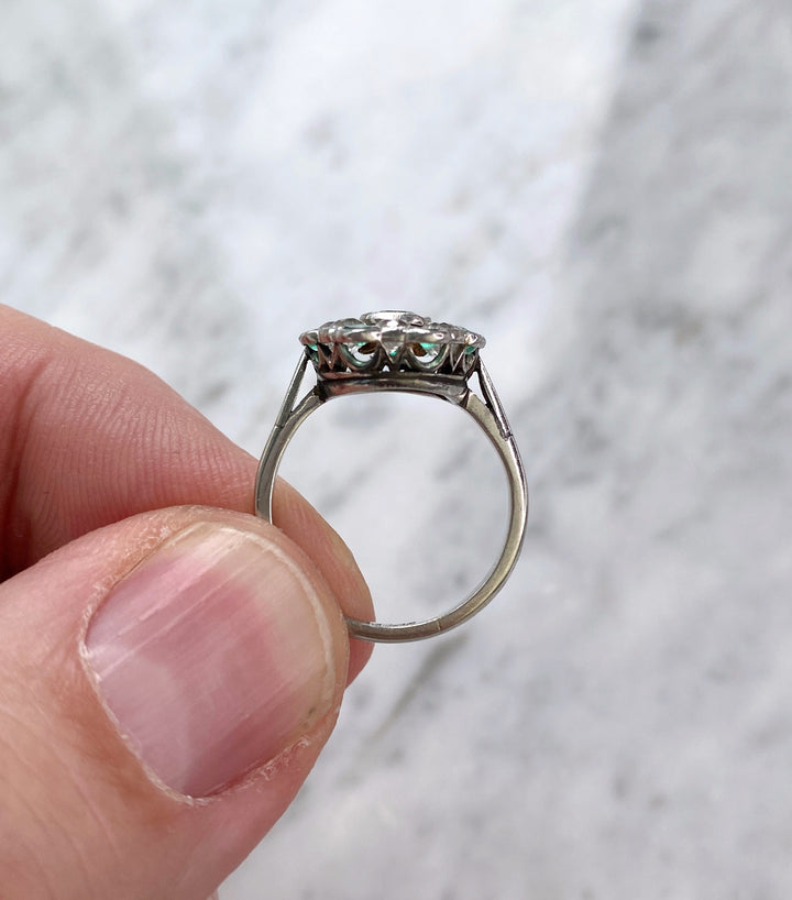 Platinring mit Smaragden und Diamanten: "Frühlingsgefühle"