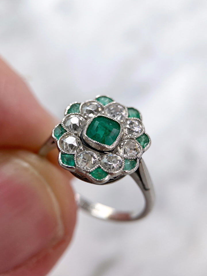 Platinring mit Smaragden und Diamanten: "Frühlingsgefühle"