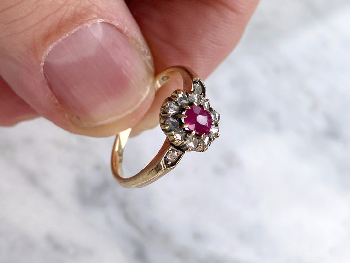 Antiker 0,4 ct Burma Rubin & Diamanten Ring: "Burma's Vermächtnis"