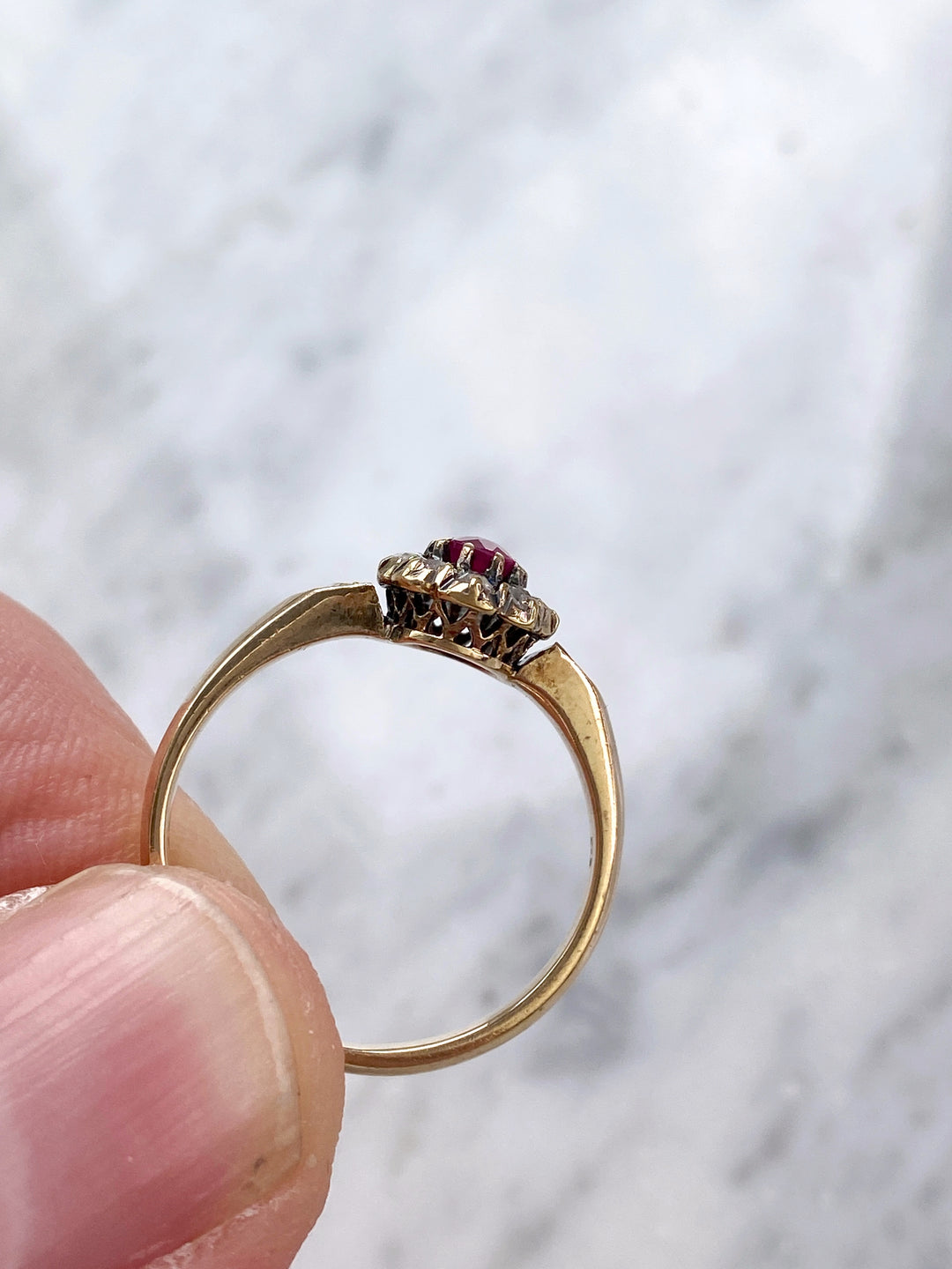 Antiker 0,4 ct Burma Rubin & Diamanten Ring: "Burma's Vermächtnis"
