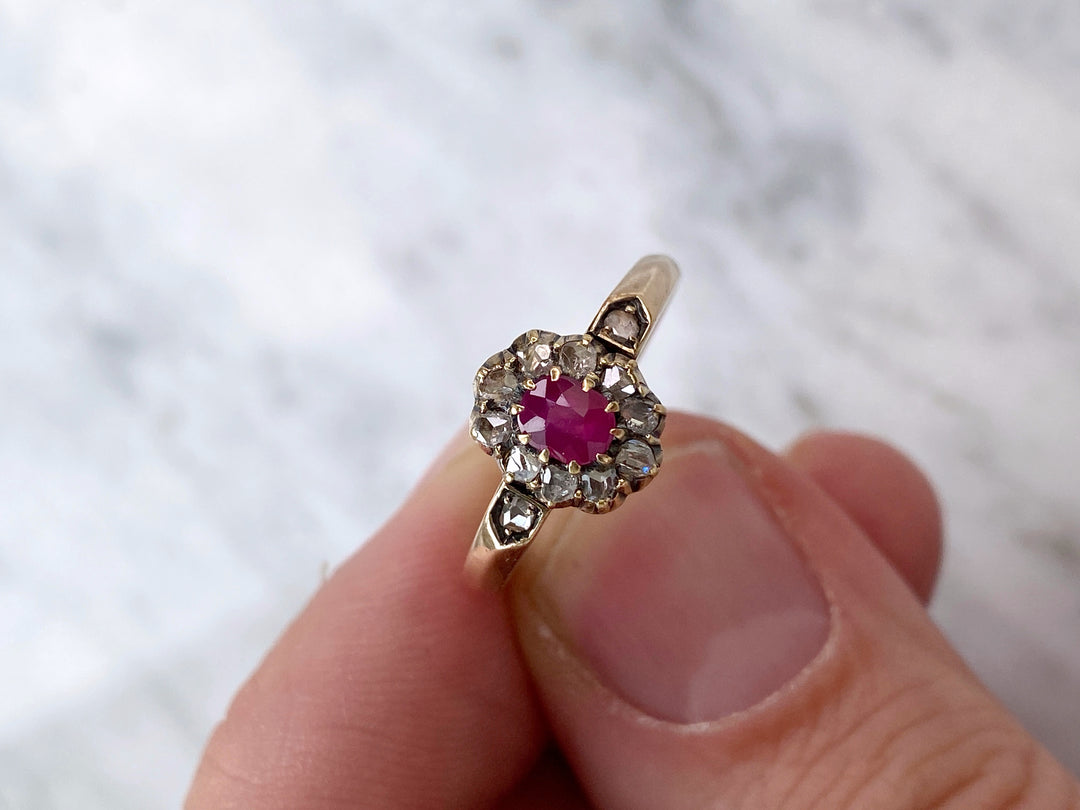 Antiker 0,4 ct Burma Rubin & Diamanten Ring: "Burma's Vermächtnis"