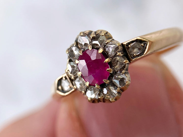 Antiker 0,4 ct Burma Rubin & Diamanten Ring: "Burma's Vermächtnis"