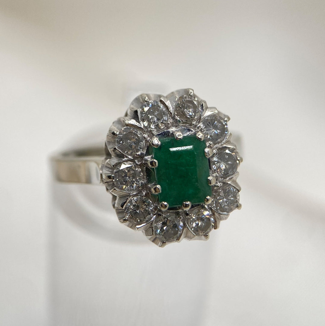 Detailaufnahme des intensiven grünen Smaragds im Weißgoldring mit Krappenfassung, zeigt satte Farbintensität und Edelsteinstruktur