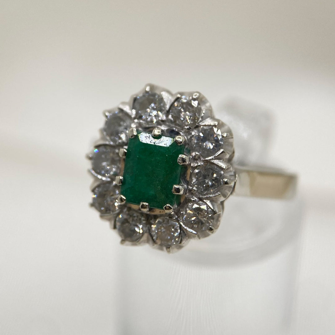 Nahaufnahme der zehn funkelnden Diamanten im Weißgoldring, präzise Entourage‑Fassungen und brillante Lichtreflexe