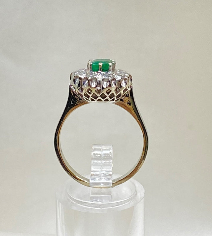 Nahaufnahme der zehn funkelnden Diamanten im Weißgoldring, präzise Entourage‑Fassungen und brillante Lichtreflexe