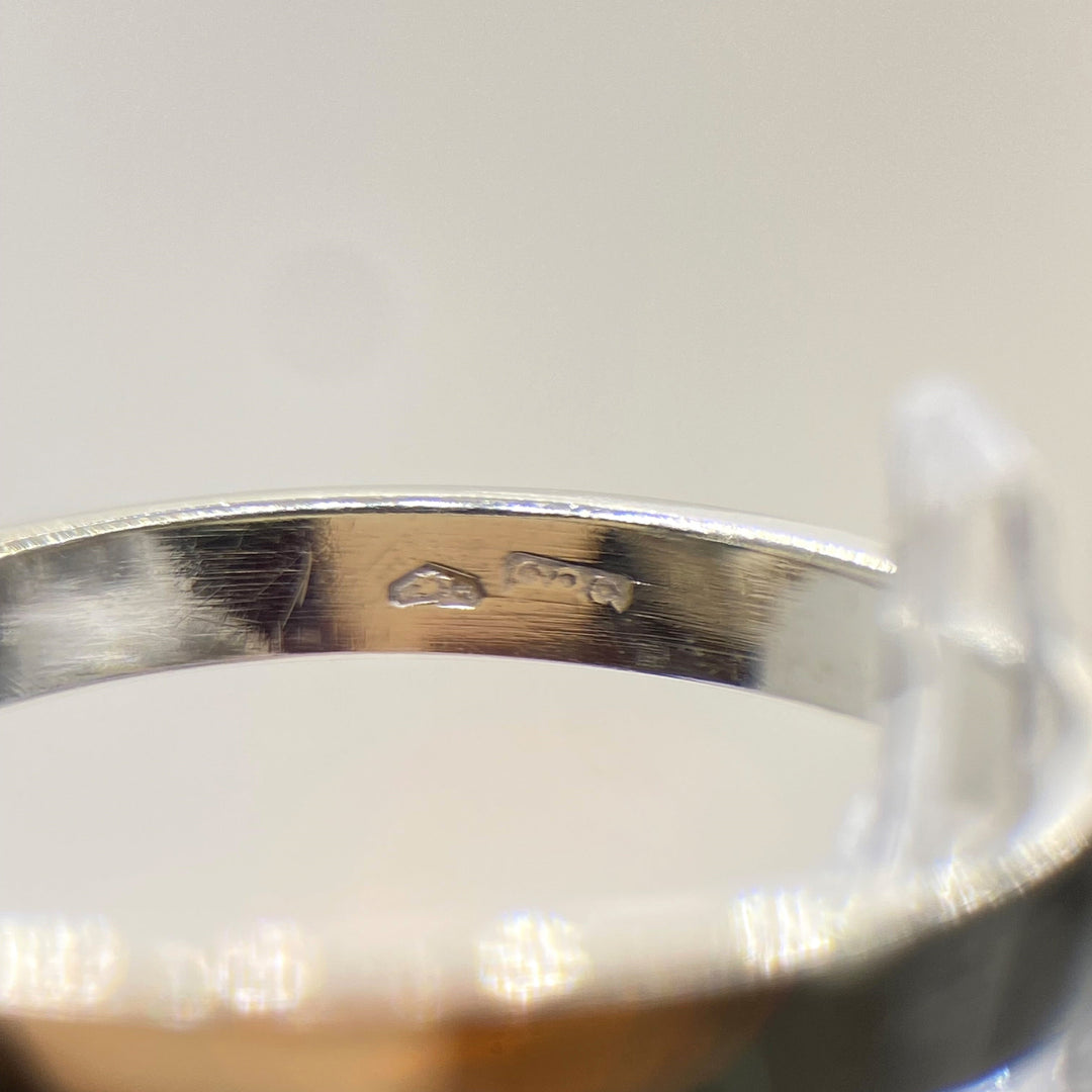 Detailfoto der Weißgold‑Ringschiene und Innenpunze mit Stempel „585“, zeigt Metallkennzeichnung und Echtheitszeiche