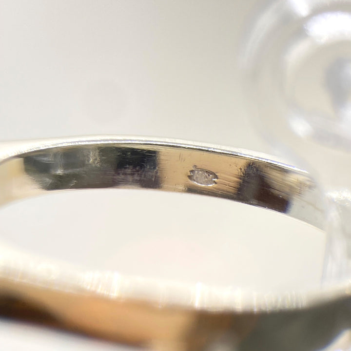 Detailfoto der Weißgold‑Ringschiene und Innenpunze mit Stempel „585“, zeigt Metallkennzeichnung und Echtheitszeiche