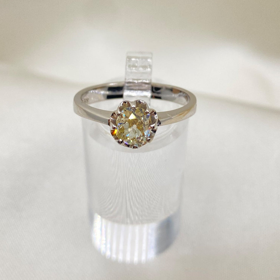 Vintage Weißgoldring 585 aus der Mitte des 20. Jahrhunderts mit einem ca. 0,80 ct alten Diamanten in Krappenfassung, klassischer Entourage‑Stil und historische Elegan