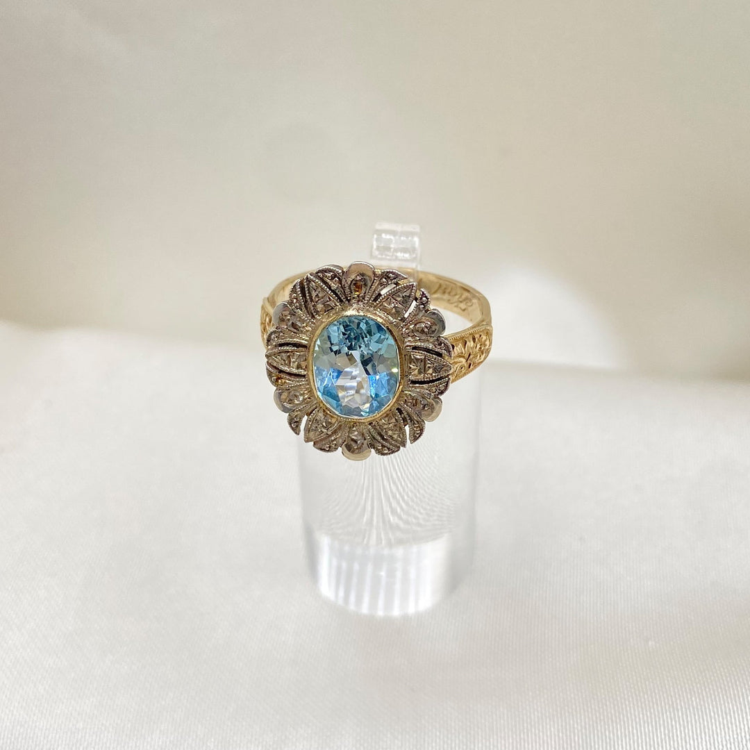 Gelbgoldring mit blauem Topas im facettierten Ovalschliff und Diamanten, elegantes Vintage‑Design „Eisprinzessin“ von VP Treasury