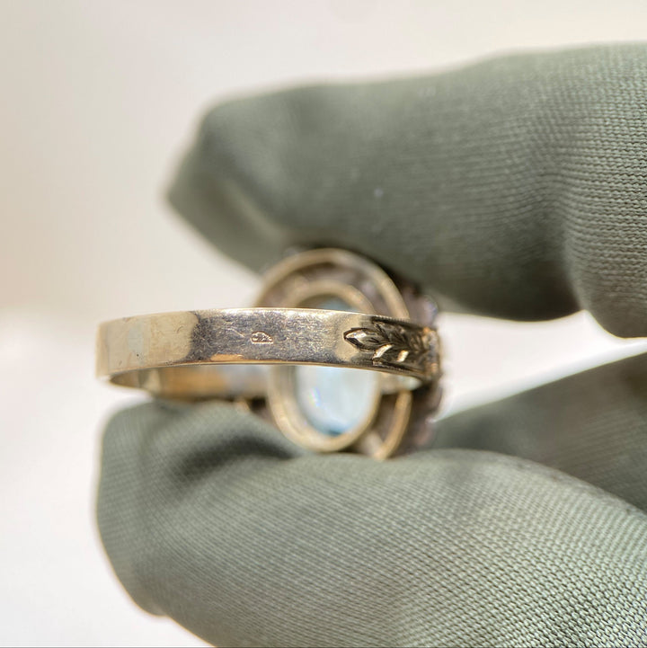Detailbild der Goldfassung und Edelsteinbereiche im Gelbgoldring mit Topas und Diamanten, hochwertige Verarbeitung