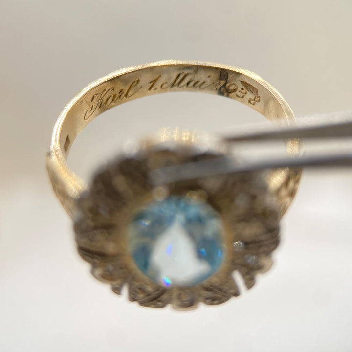 Detailansicht der Innenseite der Ringschiene mit Punze im Gelbgoldring mit blauem Topas und Diamanten