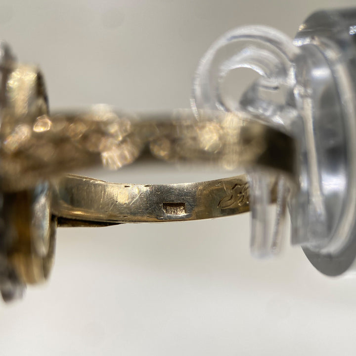 Detailbild der Goldfassung und Edelsteinbereiche im Gelbgoldring mit Topas und Diamanten, hochwertige Verarbeitung