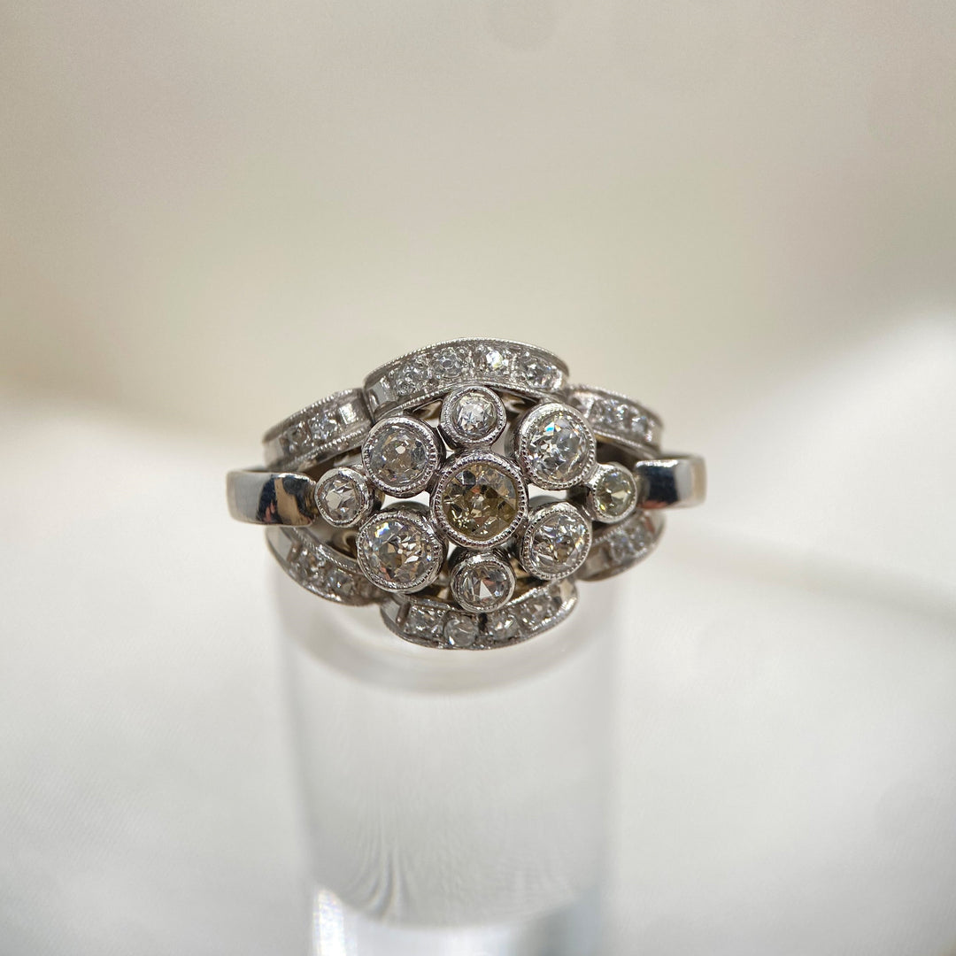 Vintage Weißgoldring 585 „Rythmus der Willenskraft“ mit 22 Diamanten im alten Schliff und drei farblosen Saphiren in Rundschlifffassungen, klassisches Design mit historischem Flair